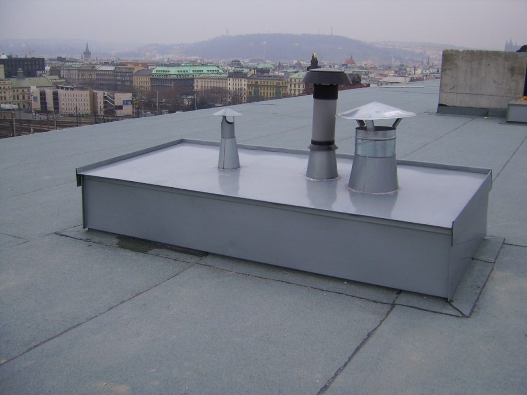 Novostavba BD Riegrovy sady, Praha — Oplechování parapetů, říms, špalet. Plech titanzinek Rheinzink tl. 0,7 mm, předzvětralý, modrošedý