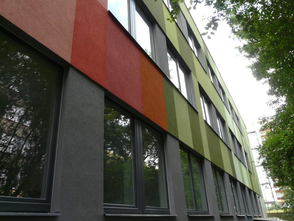 Rekonstrukce polikliniky Opatovská, Praha — Zateplení fasády, klempířské prvky