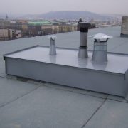 Novostavba BD Riegrovy sady, Praha — Oplechování parapetů, říms, špalet. Plech titanzinek Rheinzink tl. 0,7 mm, předzvětralý, modrošedý (fotografie 1)