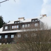 Rekonstrukce hotelu Premier v Bedřichově — Rekonstrukce střechy, zateplení fasády, dřevěná fasáda (fotografie 2)