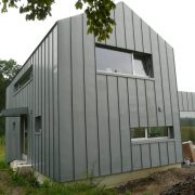 RD Líšnice II — Oplechování střechy a fasády – titanzinek Rheinzink tl. 0,7 mm, předzvětralý, modrošedý (fotografie 3)