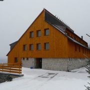 Rekonstrukce hotelu Premier v Bedřichově — Rekonstrukce střechy, zateplení fasády, dřevěná fasáda (fotografie 19)