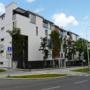 Novostavba BD Riegrovy sady, Praha — Oplechování parapetů, říms, špalet. Plech titanzinek Rheinzink tl. 0,7 mm, předzvětralý, modrošedý (fotografie 5)