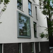 Novostavba BD Riegrovy sady, Praha — Oplechování parapetů, říms, špalet. Plech titanzinek Rheinzink tl. 0,7 mm, předzvětralý, modrošedý (fotografie 2)