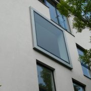 Novostavba BD Riegrovy sady, Praha — Oplechování parapetů, říms, špalet. Plech titanzinek Rheinzink tl. 0,7 mm, předzvětralý, modrošedý (fotografie 3)