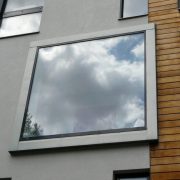 Novostavba BD Riegrovy sady, Praha — Oplechování parapetů, říms, špalet. Plech titanzinek Rheinzink tl. 0,7 mm, předzvětralý, modrošedý (fotografie 4)