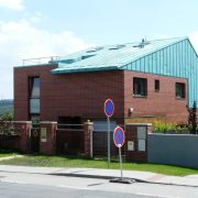 Novostavba RD Praha Nebušice I — Konstrukce střechy, oplechování – měď tl. 0,7 mm, předzvětralá, zelená (fotografie 1)