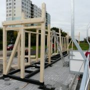 Hokejbalové hřiště ZŠ Boloňská, Praha — Návrh a realizace střídaček z dřevěných profilů KVH (fotografie 2)