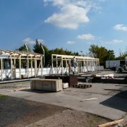 Hokejbalové hřiště ZŠ Boloňská, Praha — Návrh a realizace střídaček z dřevěných profilů KVH (fotografie 3)
