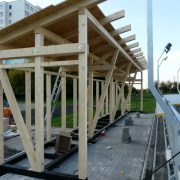 Hokejbalové hřiště ZŠ Boloňská, Praha — Návrh a realizace střídaček z dřevěných profilů KVH (fotografie 4)